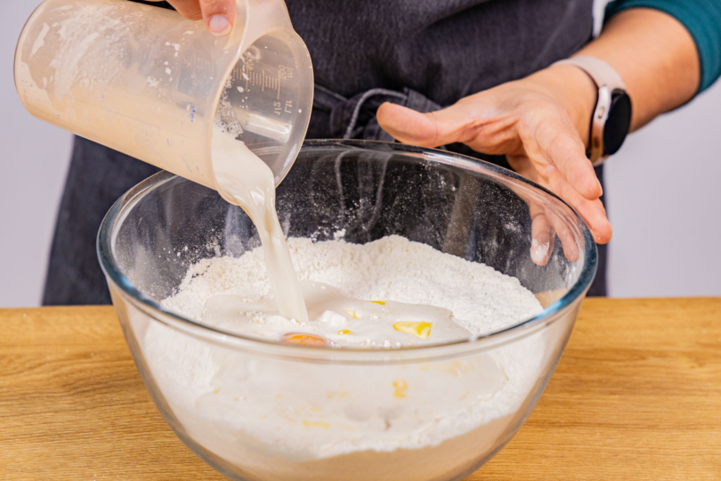 Hefewasser zu Mehl geben.