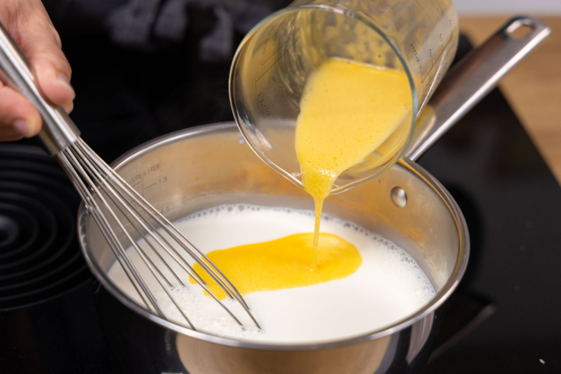 Eierlikör zur Milch geben