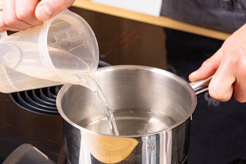 Wasser auf 40 bis 60 °C erhitzen