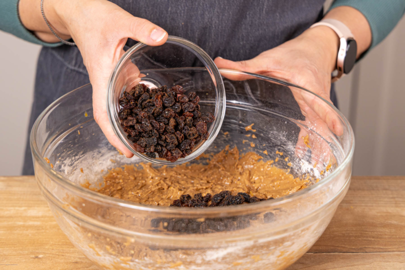 Rosinen unter den Teig rühren