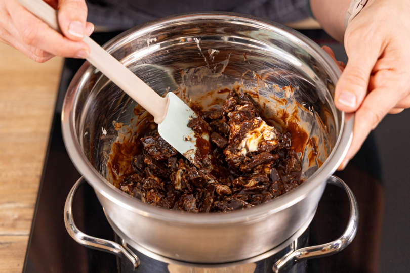 Schokolade und Butter über dem Wasserbad schmelzen