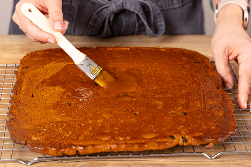 Teig mit Aprikosenmarmelade einstreichen