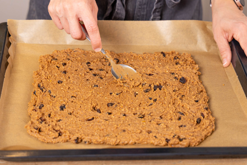 Teig aufs dem Backblech verstreichen