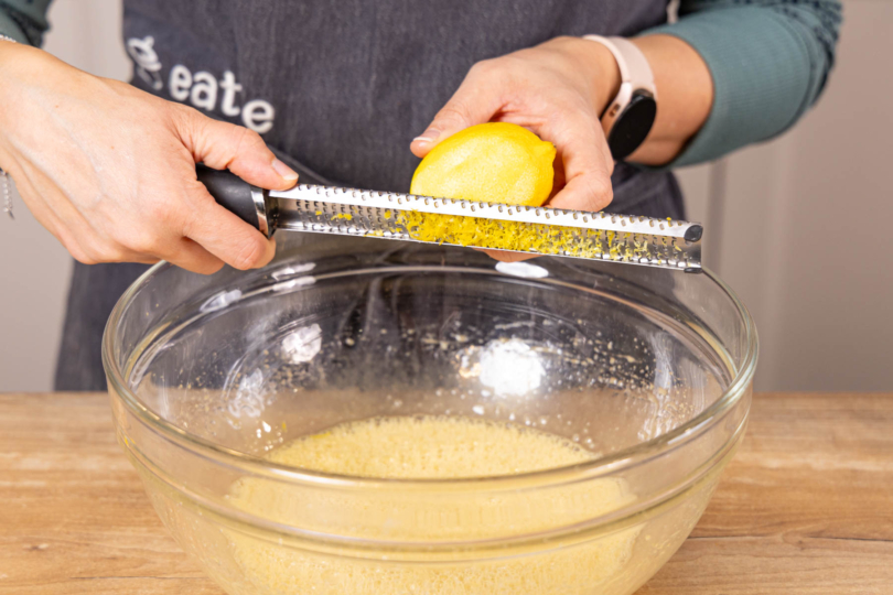 Zitronenschale zum Teig reiben