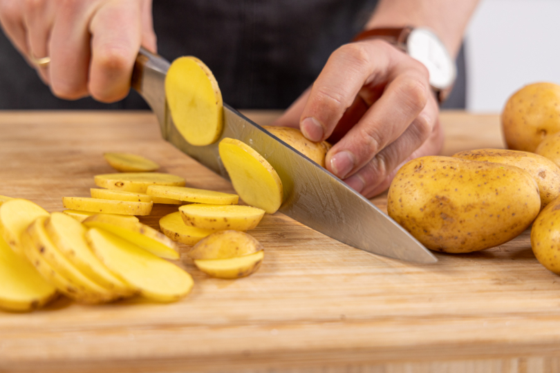 Kartoffeln in Scheiben schneiden