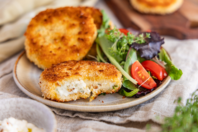 knusprige Frischkäsetaler mit körnigem Frischkäse