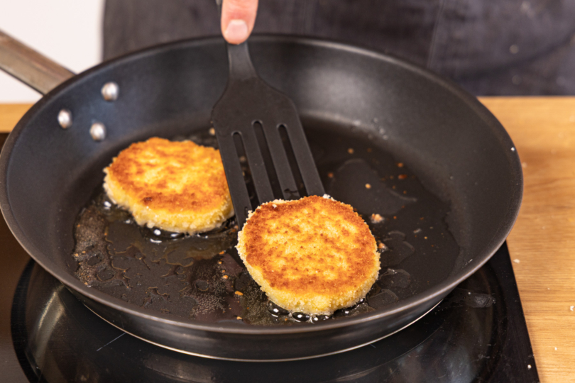 Frischkäsetaler in der Pfanne knusprig braten