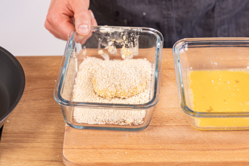 Frischkäsetaler panieren