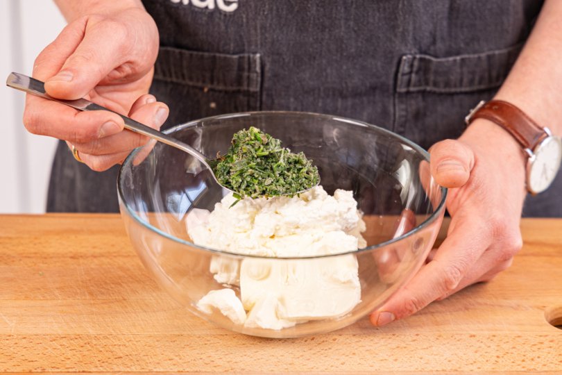 TK-Kräuter in den Käse rühren