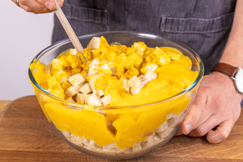 Kürbispüree mit dem Brot vermengen