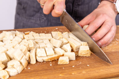Brot in Würfel schneiden