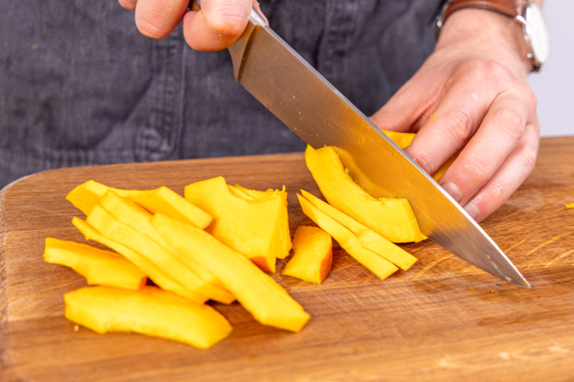 Kürbis in Spalten schneiden