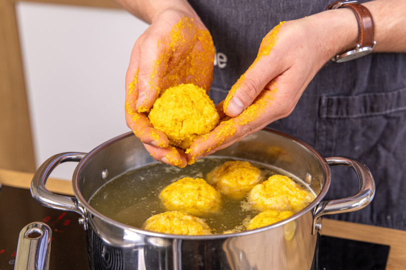 Kürbisknödel garen