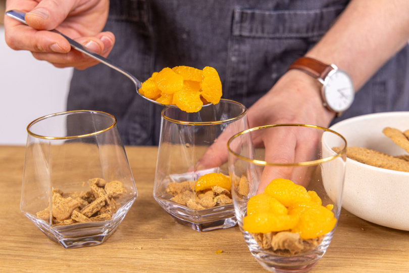 Mandarinen ins Glas geben