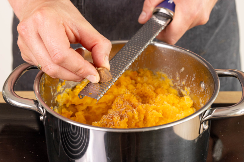 Möhren untereinander mit Kartoffeln mit Salz und Muskatnuss abschmecken