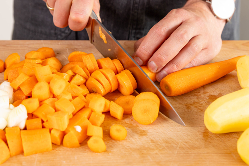Gemüse schälen und klein schneiden