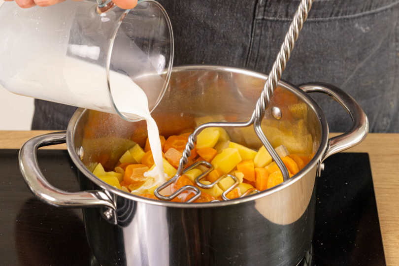 Gemüse stampfen und mit Milch cremig rühren