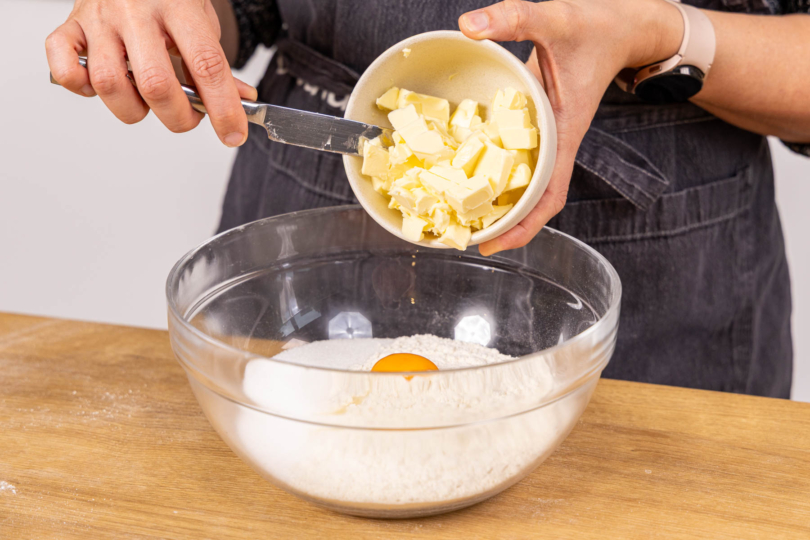 Butter zum Teig geben
