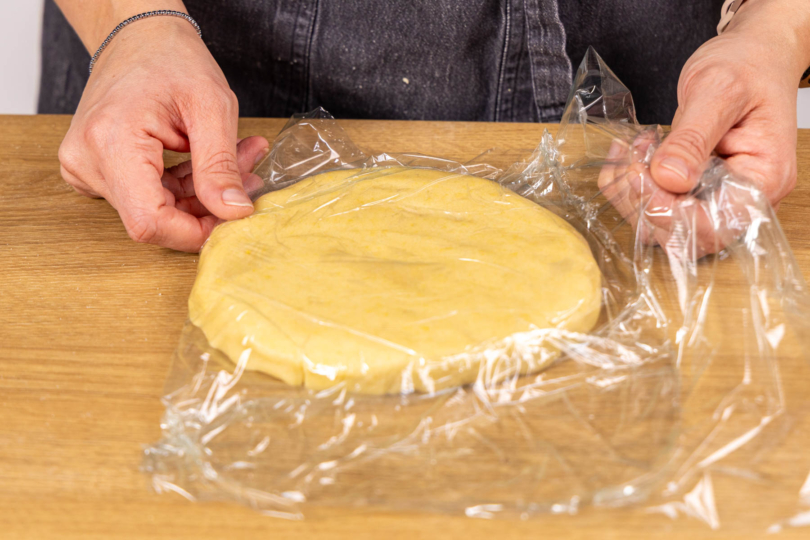 Teig in Frischhaltefolie abwickeln