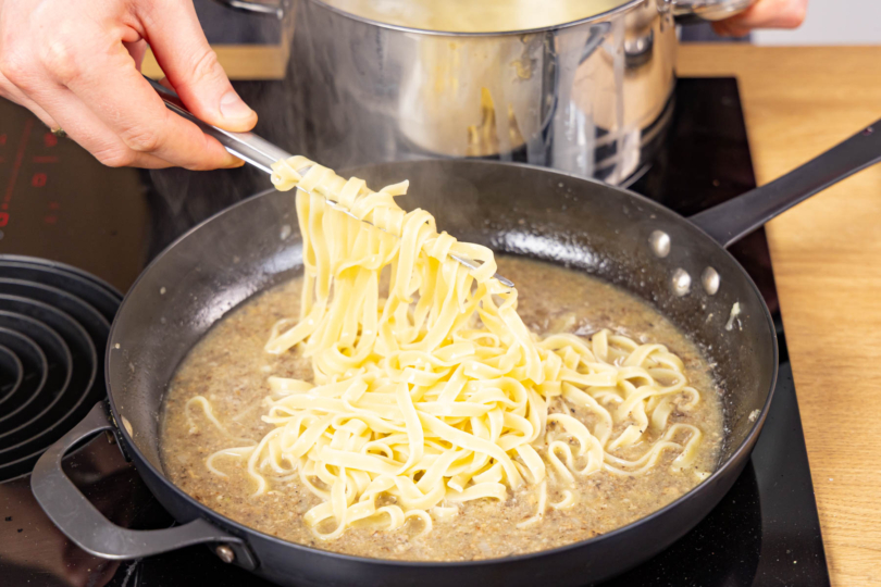 Pasta unter die Sauce heben