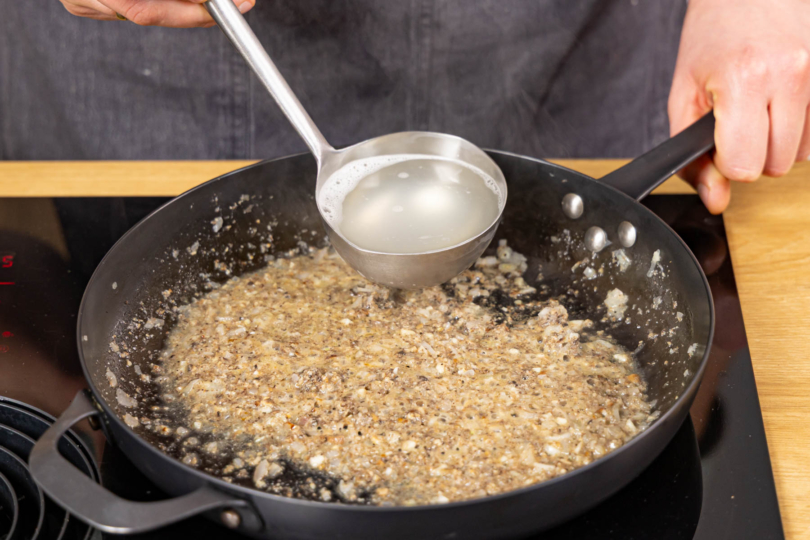 mit Weißwein und Nudelwasser ablöschen