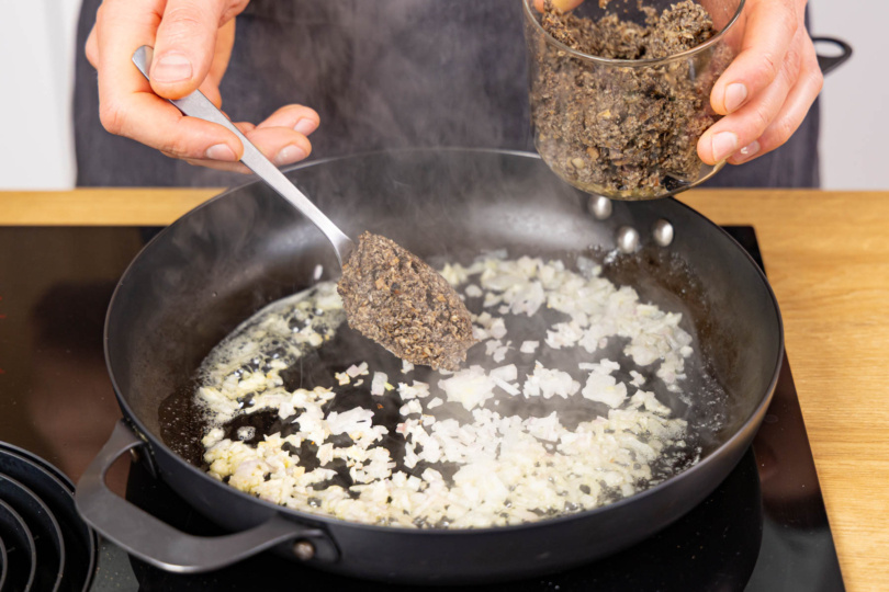 Trüffelpaste mit Schalotte und Knoblauch anschwitzen
