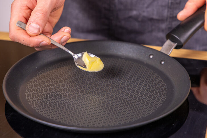Butterschmalz in der Pfanne schmelzen