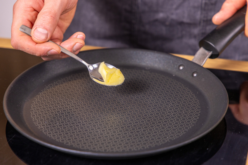 Butterschmalz in der Pfanne schmelzen