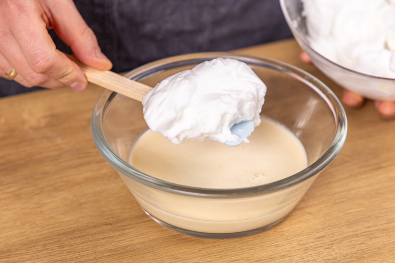Eischnee unter den Teig heben