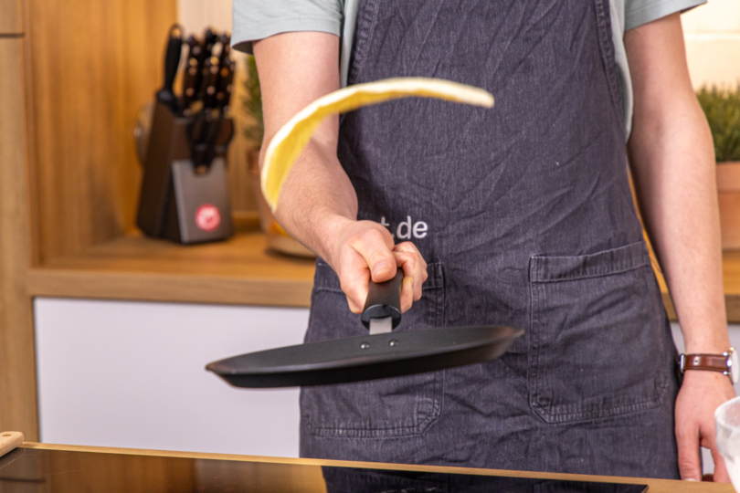 Pfannkuchen in der Luft wenden