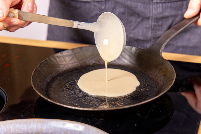 Pfannkuchen in gusseiserner Pfanne ausbacken