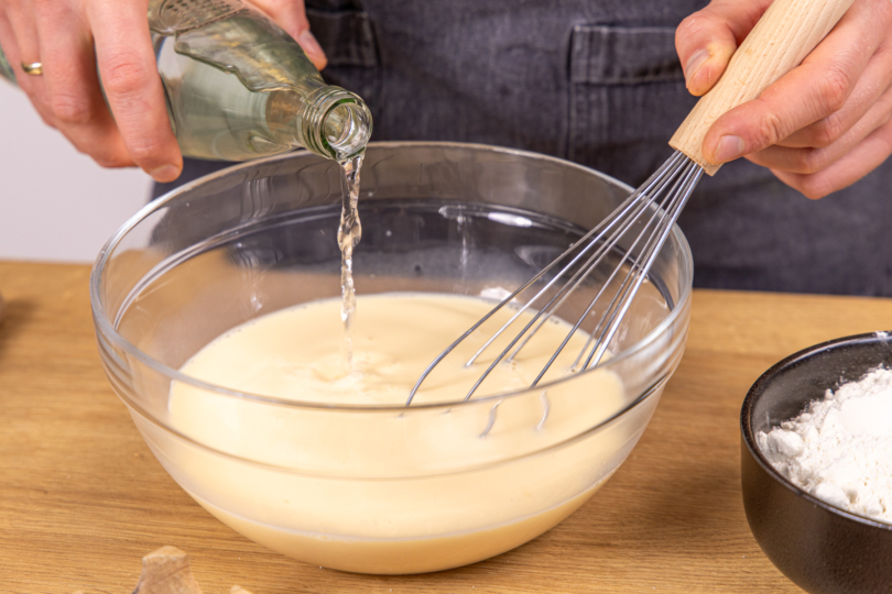 Mineralwasser zum Pfannkuchenteig geben