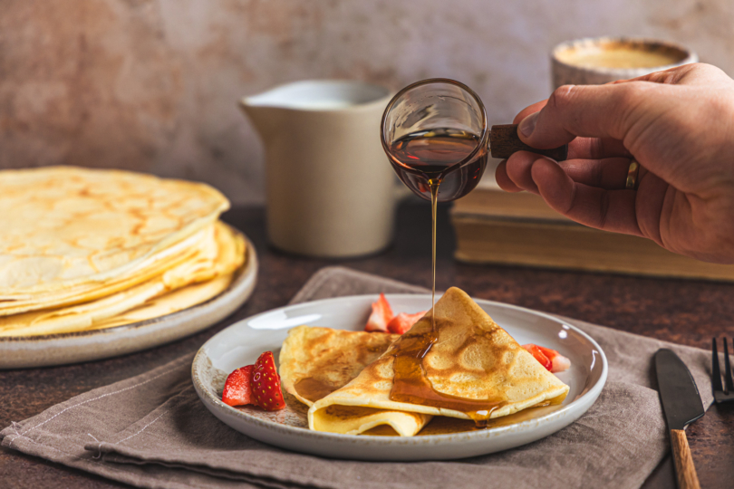 Pfannkuchen mit Ahornsirup