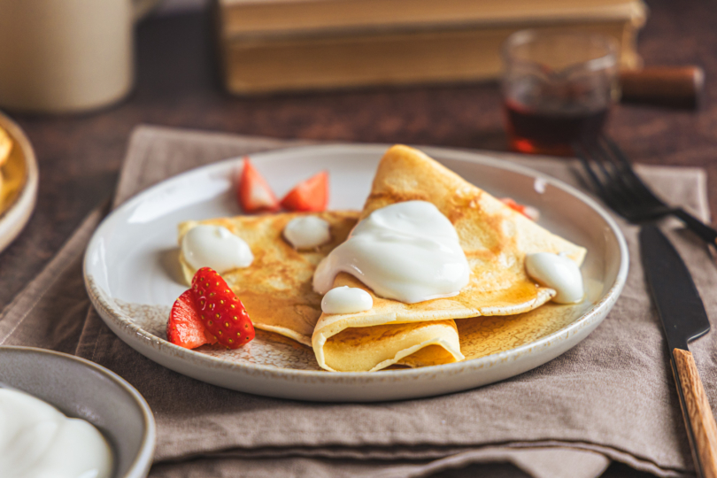 Pfannkuchen mit frischen Erdbeeren und Sahne