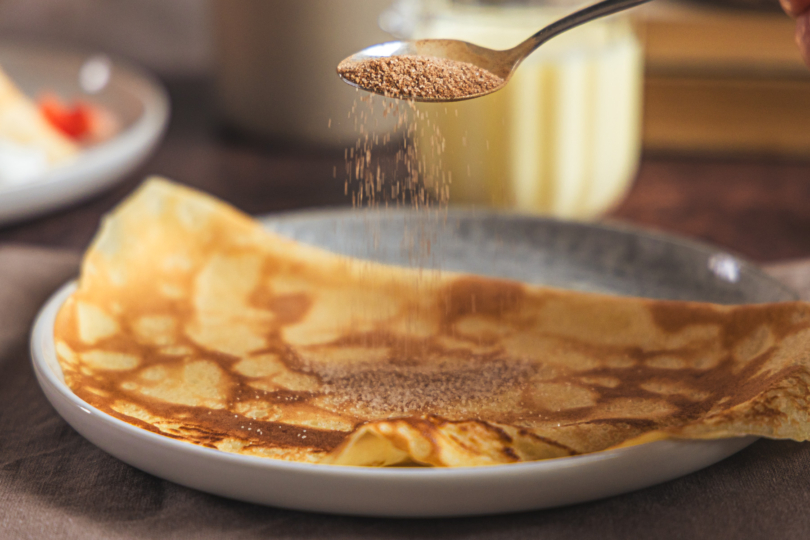 Pfannkuchen mit Zimt und Zucker servieren