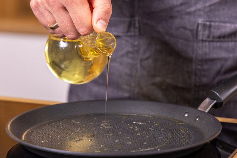 Pfannkuchen mit Öl ausbacken