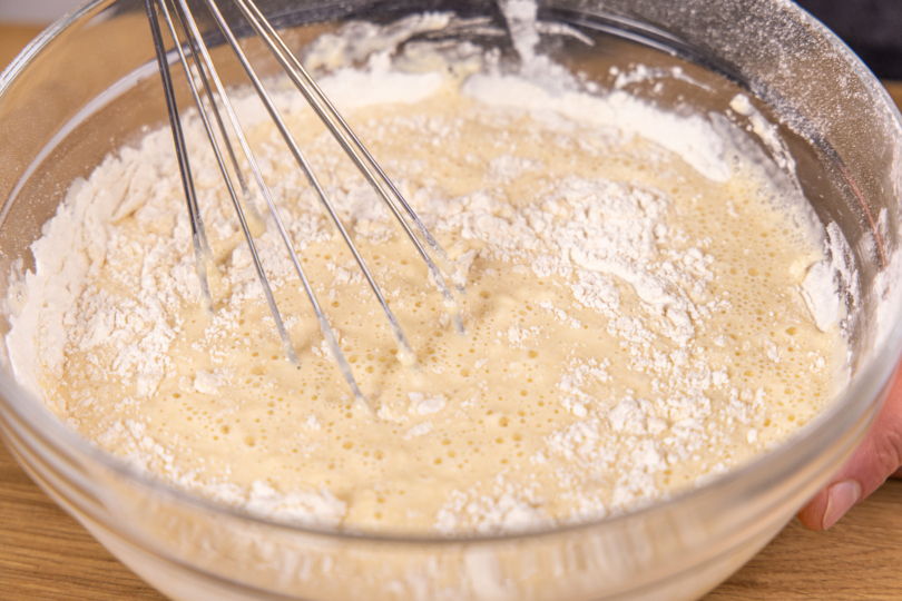 Teig mit Schneebesen klümpchenfrei rühren