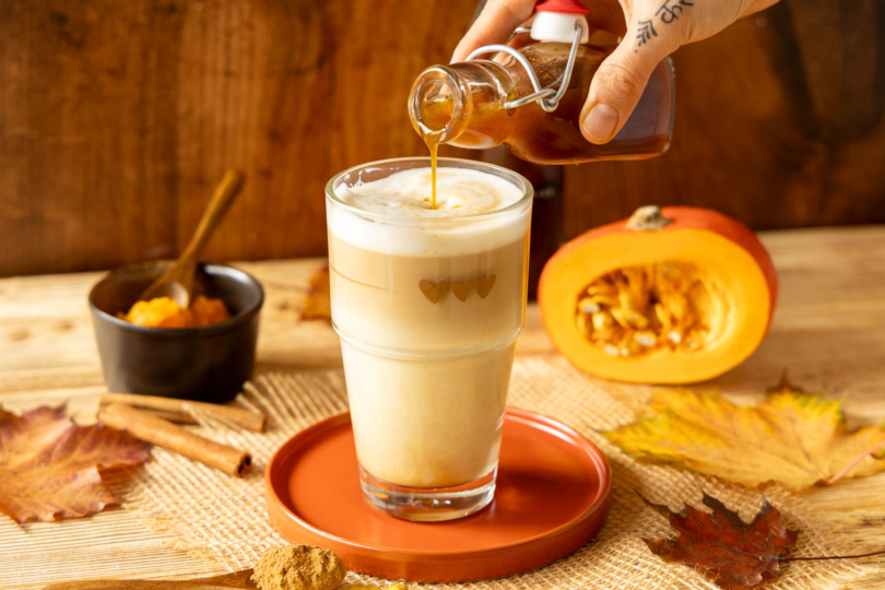 Pumpkin Spice Sirup in Latte Macchiato gießen