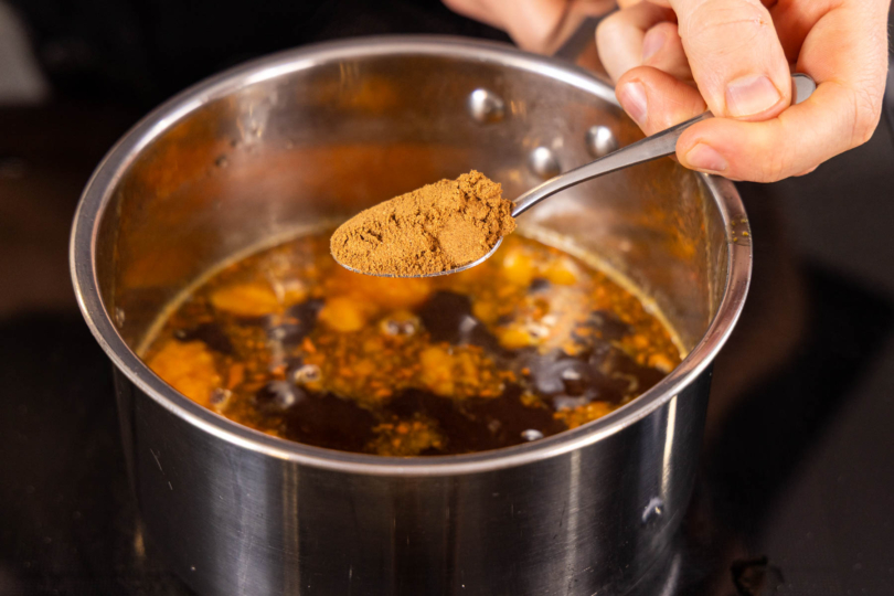 Pumpkin Spice Gewürz in den Sirup geben