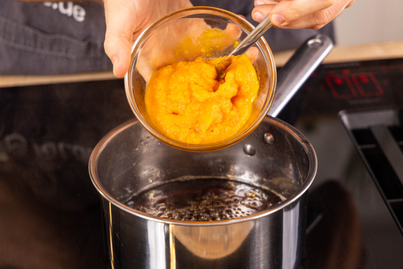 Kürbispüree zum Sirup geben