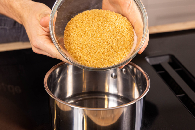 Zucker ins Wasser geben