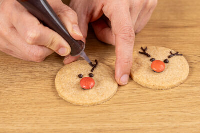 Geweih mit Zuckerschrift aufmalen