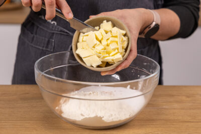 Butter in Würfeln in die Schüssel geben