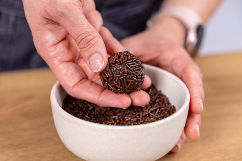 Kugeln in Streusel wälzen