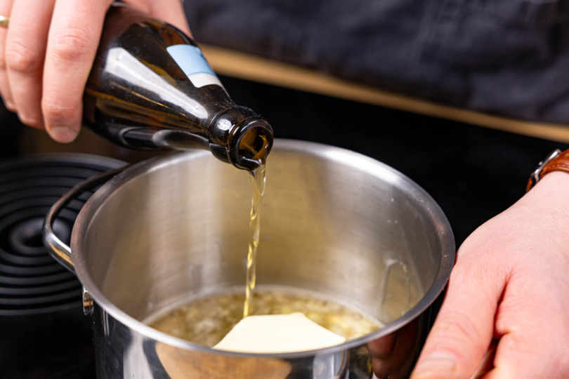Butter und Bier erhitzen