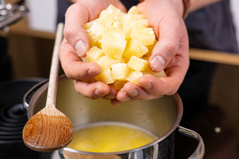 Käse in den Topf geben und schmelzen lassen