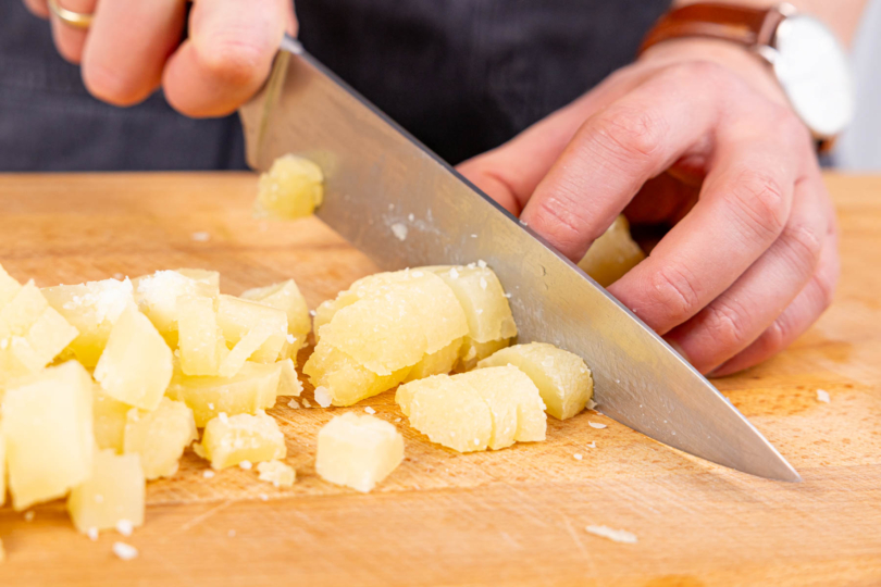 Käse in Würfel schneiden