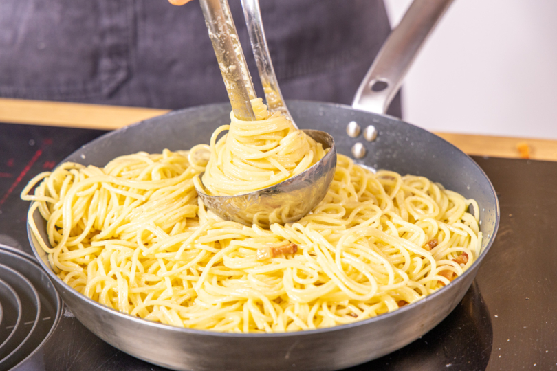 Spaghetti Carbonara anrichten
