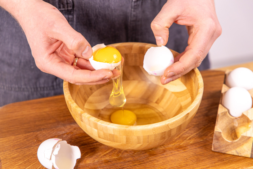 Eier in eine Schale geben