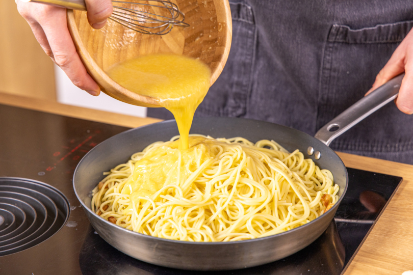 Käse-Ei-Mischung dazugeben